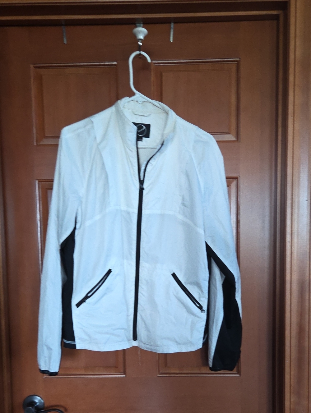 White and Black Lightweight Zip Jacket With Pockets PP21 L25